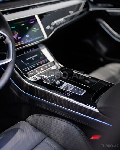 Audi A8-8