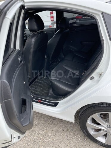 Hyundai Accent-12