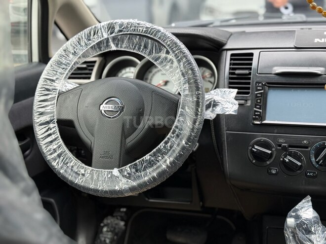 Nissan Tiida-6
