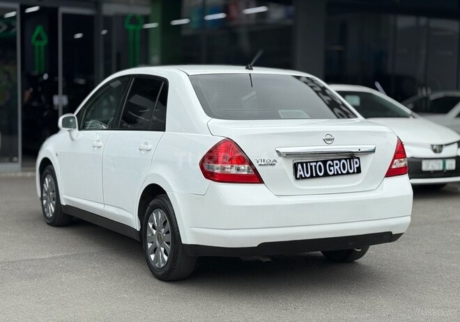 Nissan Tiida-5