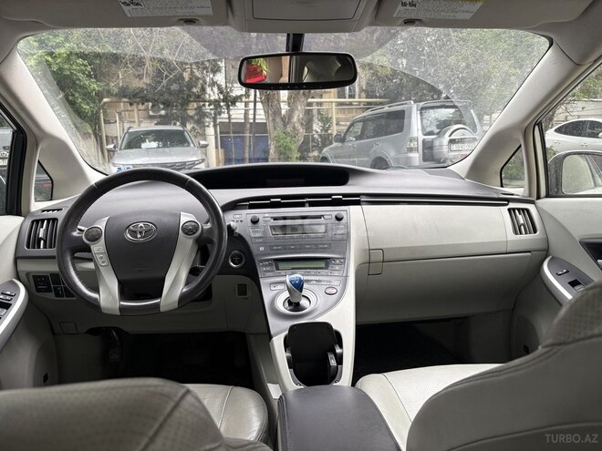 Toyota Prius-5