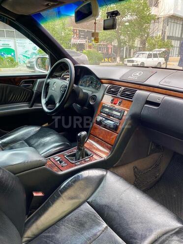 Mercedes E 220 d 1998, 403,300 km - 2.2 л - Sumqayıt