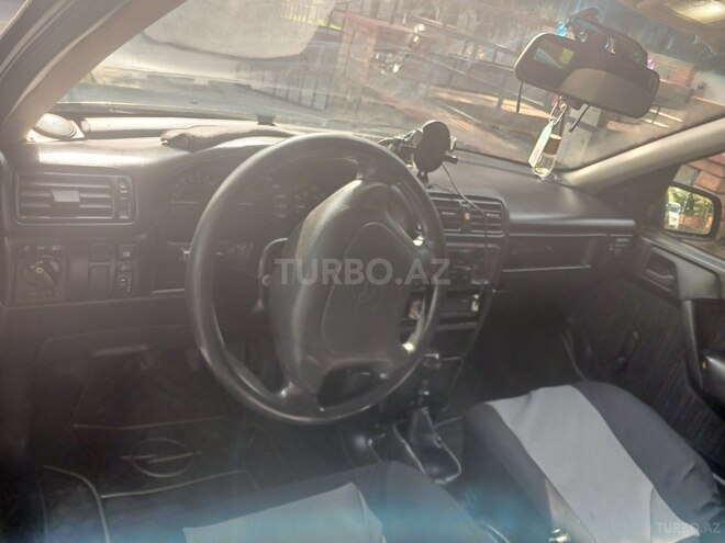 Opel Vectra 1993, 460,000 km - 2.0 l - Qax