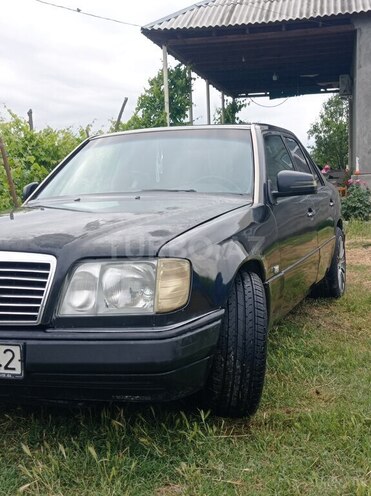Mercedes E 220 1994, 727,879 km - 2.2 l - Yevlax