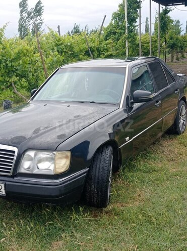 Mercedes E 220 1994, 727,879 km - 2.2 l - Yevlax