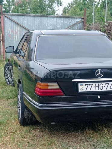 Mercedes E 220 1994, 727,879 km - 2.2 l - Yevlax