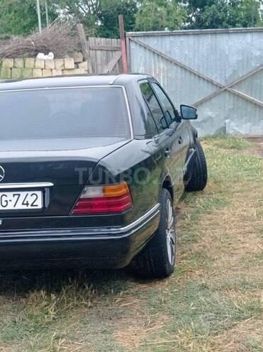 Mercedes E 220 1994, 727,879 km - 2.2 l - Yevlax