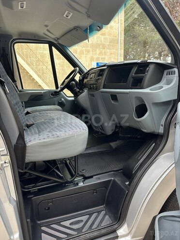 Ford Transit-13