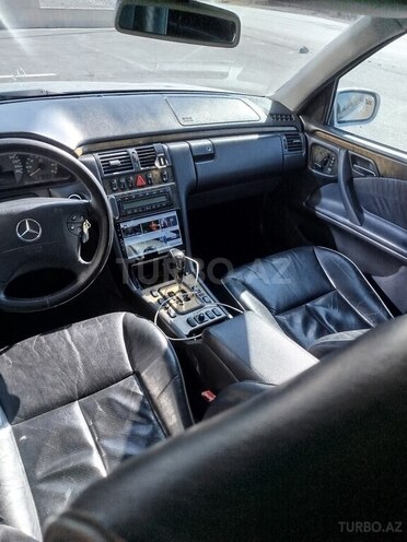 Mercedes E 320 2000, 422,555 km - 3.2 l - Zaqatala