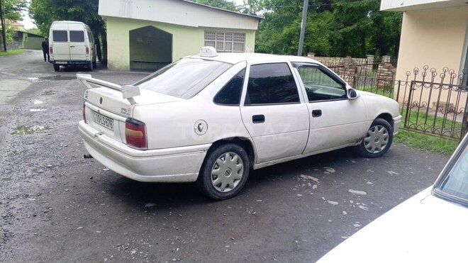 Opel Vectra 1989, 145,000 km - 2.5 l - Zaqatala