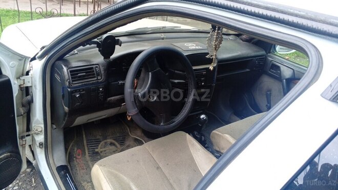 Opel Vectra 1989, 145,000 km - 2.5 l - Zaqatala