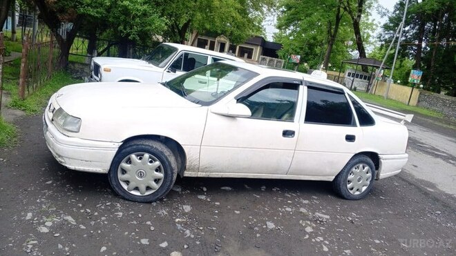 Opel Vectra 1989, 145,000 km - 2.5 l - Zaqatala