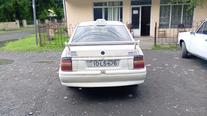 Opel Vectra 1989, 145,000 km - 2.5 l - Zaqatala