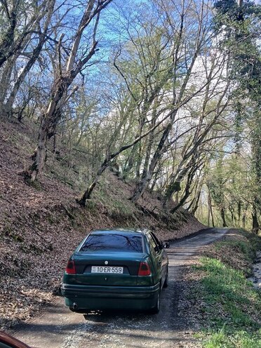Volkswagen Polo 1995, 392,000 km - 1.6 l - Qax