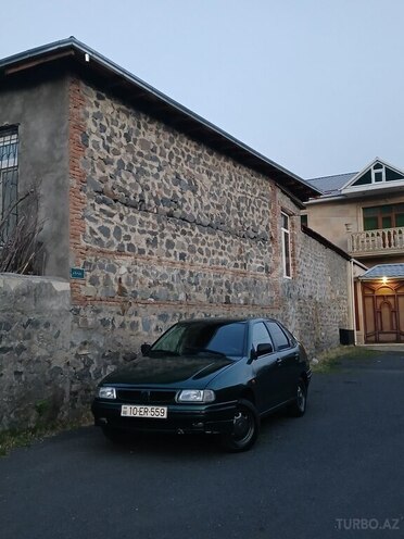 Volkswagen Polo 1995, 392,000 km - 1.6 l - Qax