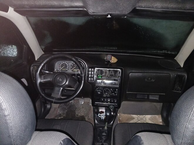 Volkswagen Polo 1995, 392,000 km - 1.6 l - Qax