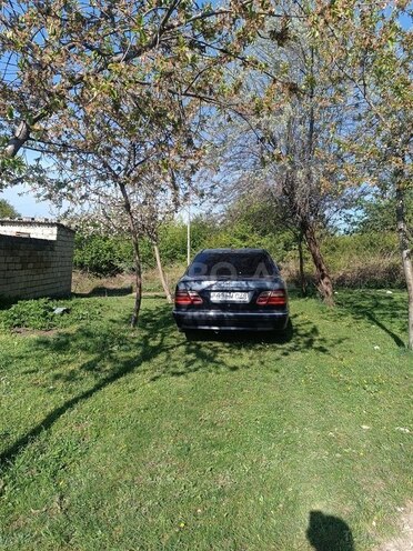 Mercedes E 220 d 1999, 522,000 km - 2.2 л - Sumqayıt
