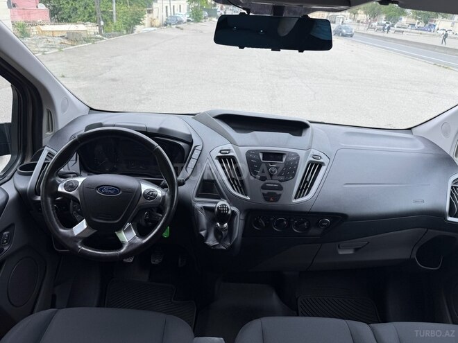 Ford Tourneo Custom-8
