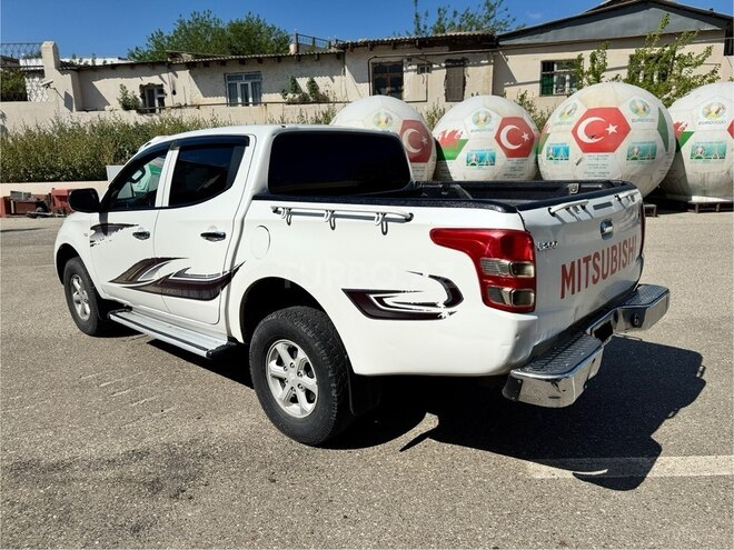 Mitsubishi L200 2015, 390,000 km - 2.5 l - Bakı