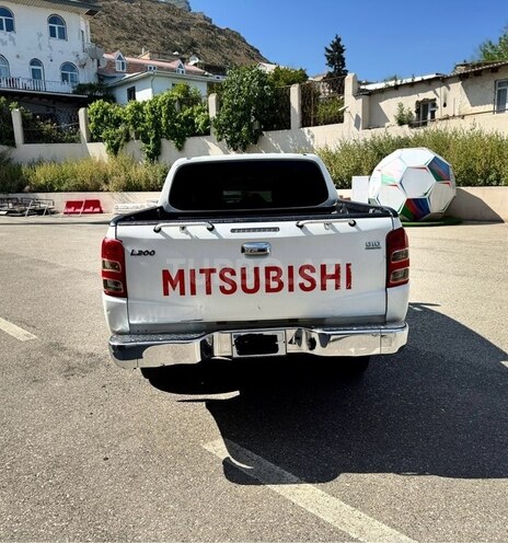 Mitsubishi L200 2015, 390,000 km - 2.5 l - Bakı