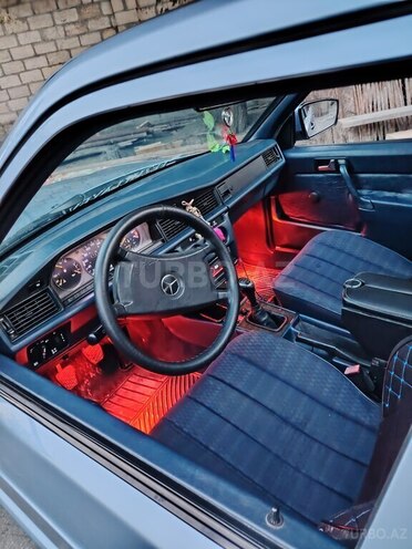Mercedes 190 1990, 230,000 km - 1.8 l - Ucar