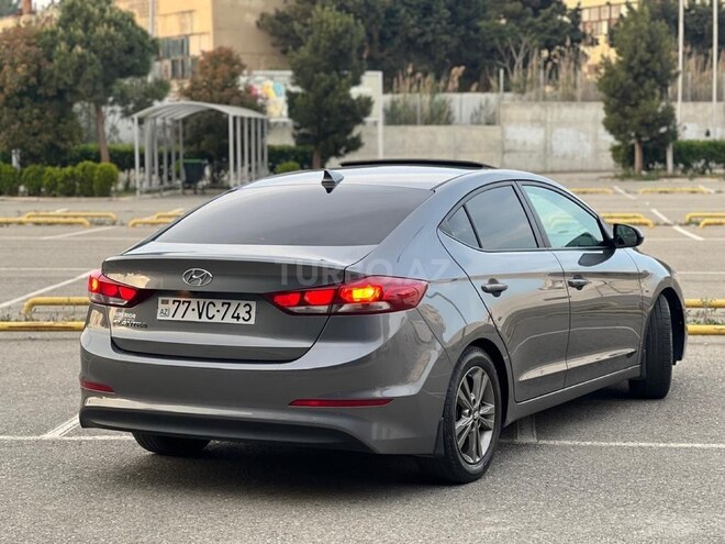 Hyundai Elantra-12
