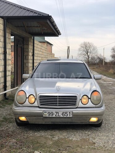 Mercedes E 230 1996, 253,000 km - 2.3 л - Quba
