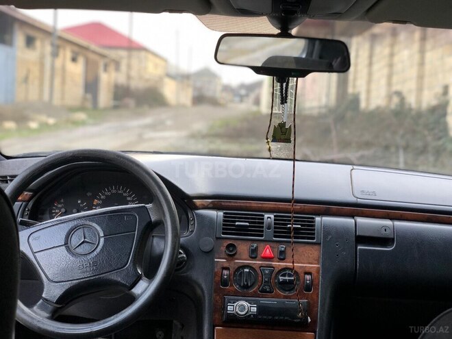 Mercedes E 230 1996, 253,000 km - 2.3 л - Quba