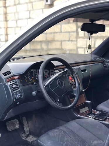 Mercedes E 230 1996, 253,000 km - 2.3 л - Quba