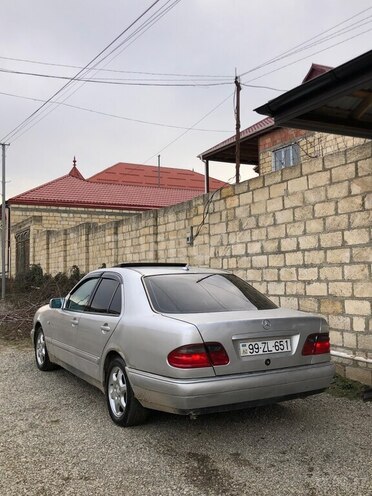 Mercedes E 230 1996, 253,000 km - 2.3 л - Quba