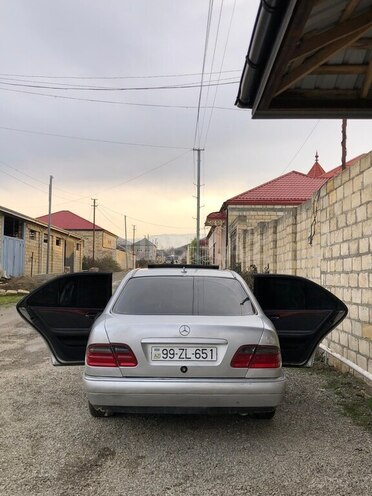 Mercedes E 230 1996, 253,000 km - 2.3 л - Quba