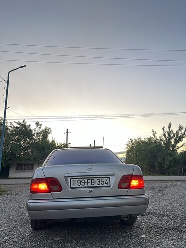 Mercedes E 240 1998, 338,000 km - 2.4 l - Füzuli