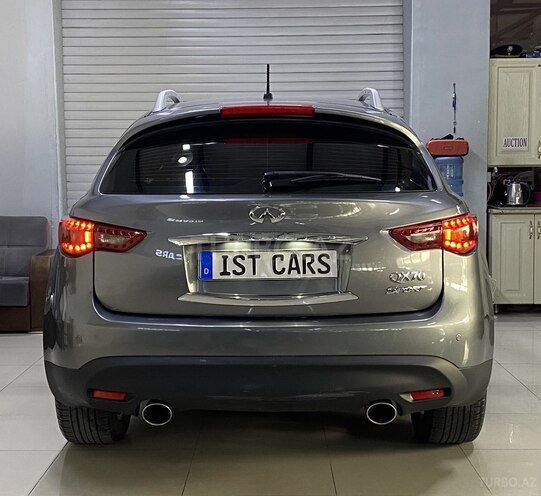 Infiniti QX70-8