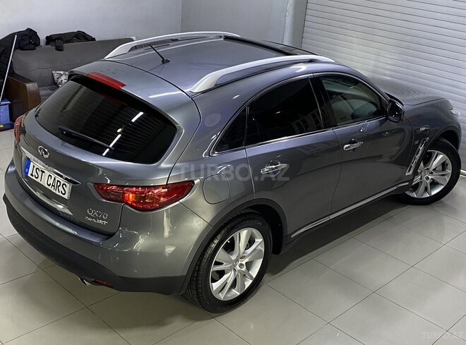 Infiniti QX70-13