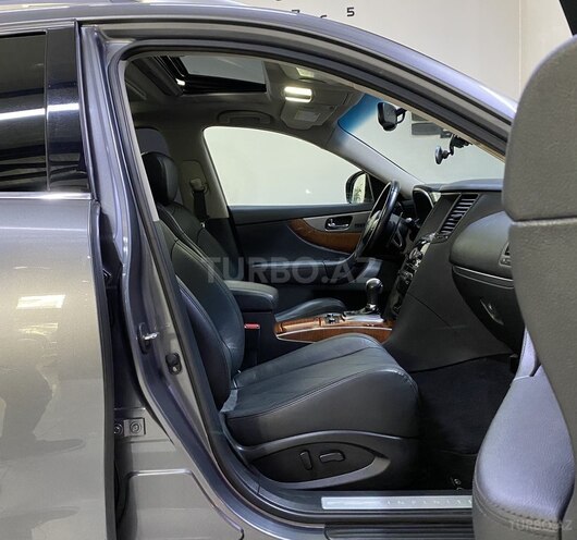 Infiniti QX70-16