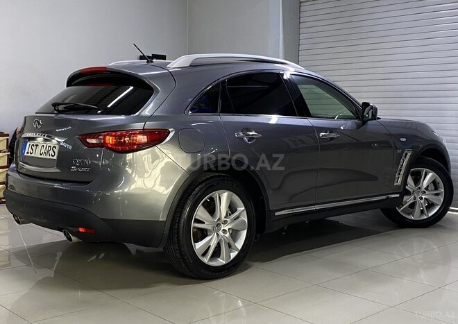 Infiniti QX70-12