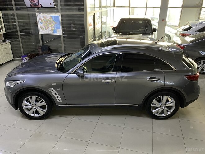 Infiniti QX70-7