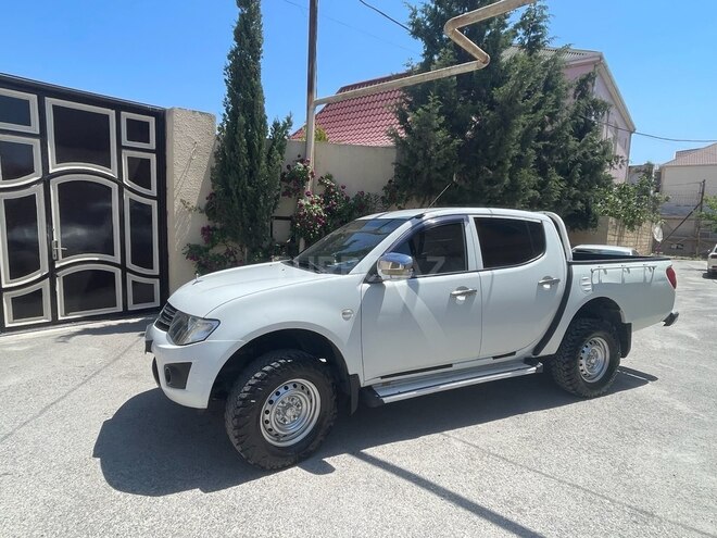 Mitsubishi L200 2014, 320,000 km - 2.5 l - Bakı