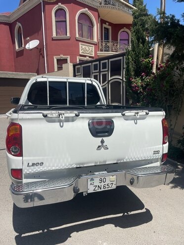 Mitsubishi L200 2014, 320,000 km - 2.5 l - Bakı