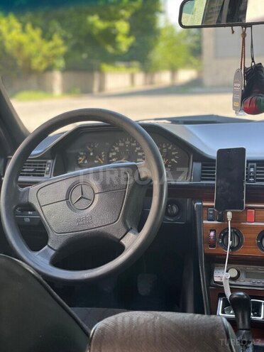 Mercedes E 250 1995, 298,000 km - 2.5 l - İsmayıllı