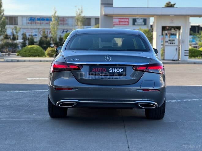 Mercedes E 300 e-5