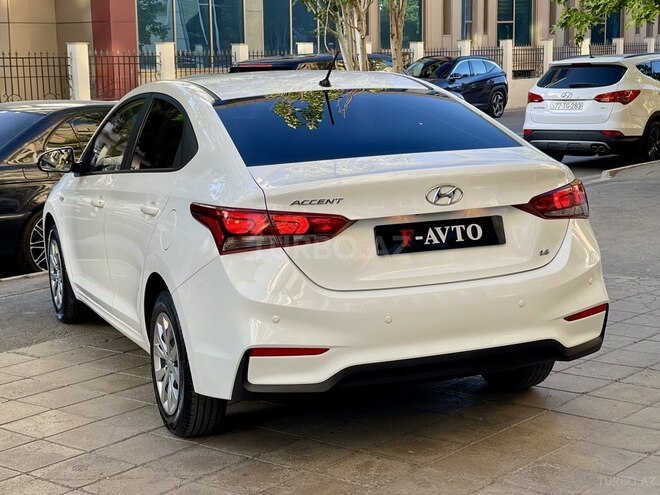 Hyundai Accent-12