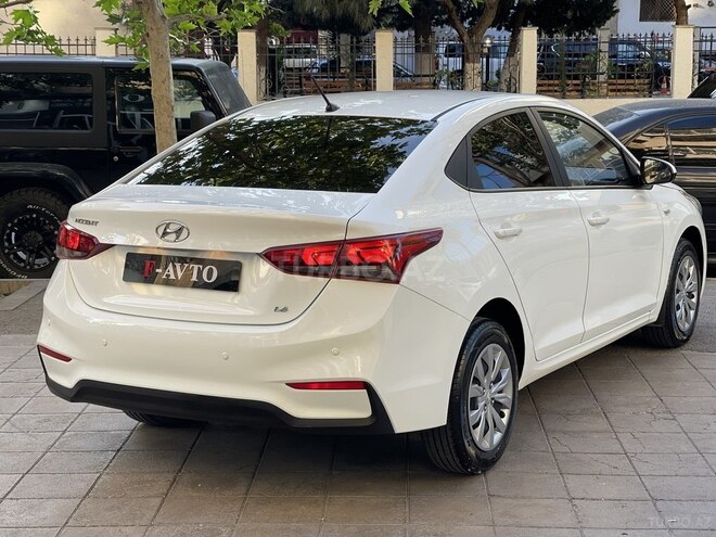 Hyundai Accent-13