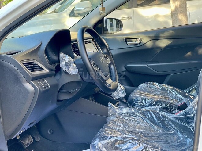 Hyundai Accent-4