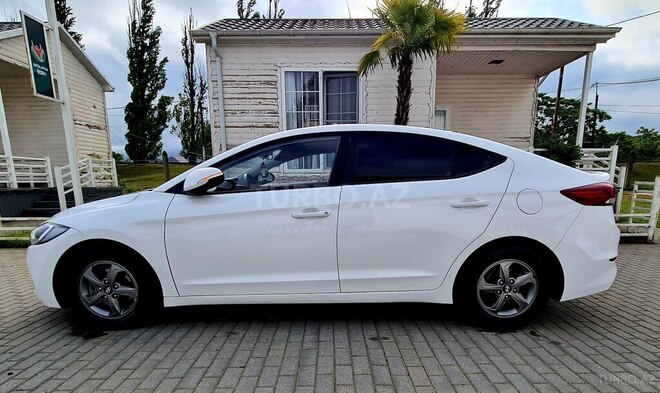 Hyundai Avante 2015, 175,000 km - 1.6 л - Astara