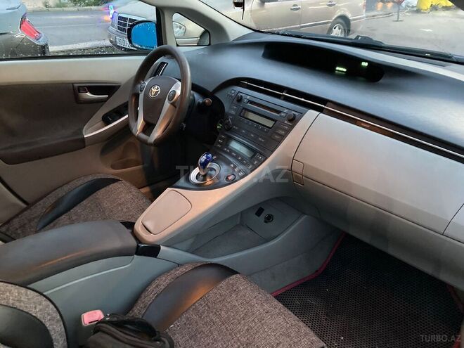 Toyota Prius-12