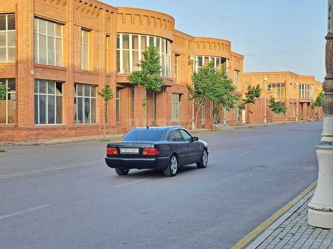 Mercedes E 240 1999, 327,707 km - 2.4 л - Gəncə