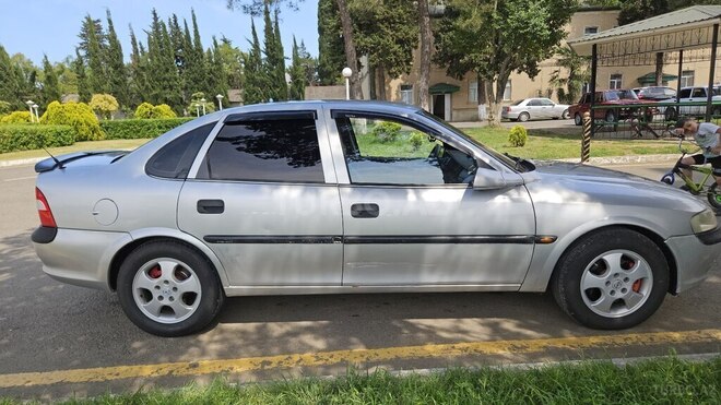 Opel Vectra 1999, 400,000 km - 2.0 l - Astara
