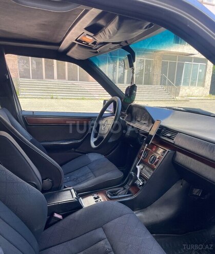 Mercedes E 250 1995, 298,000 km - 2.5 л - İsmayıllı