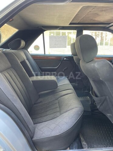 Mercedes E 250 1995, 298,000 km - 2.5 л - İsmayıllı